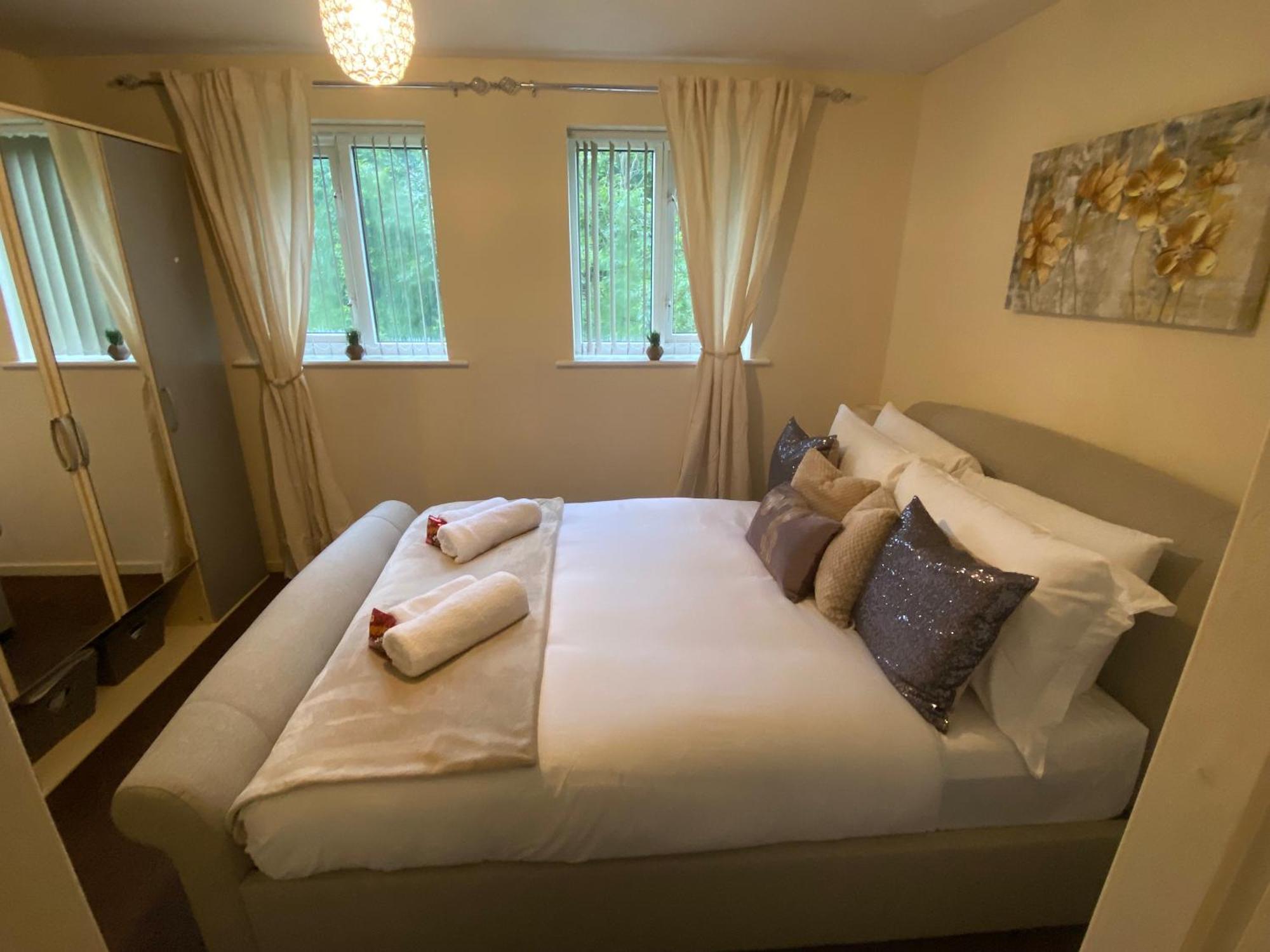 Lovely 2 Dbl Bed Apartment Near Heaton Park And North Manchester Hospital With Parking Exterior photo