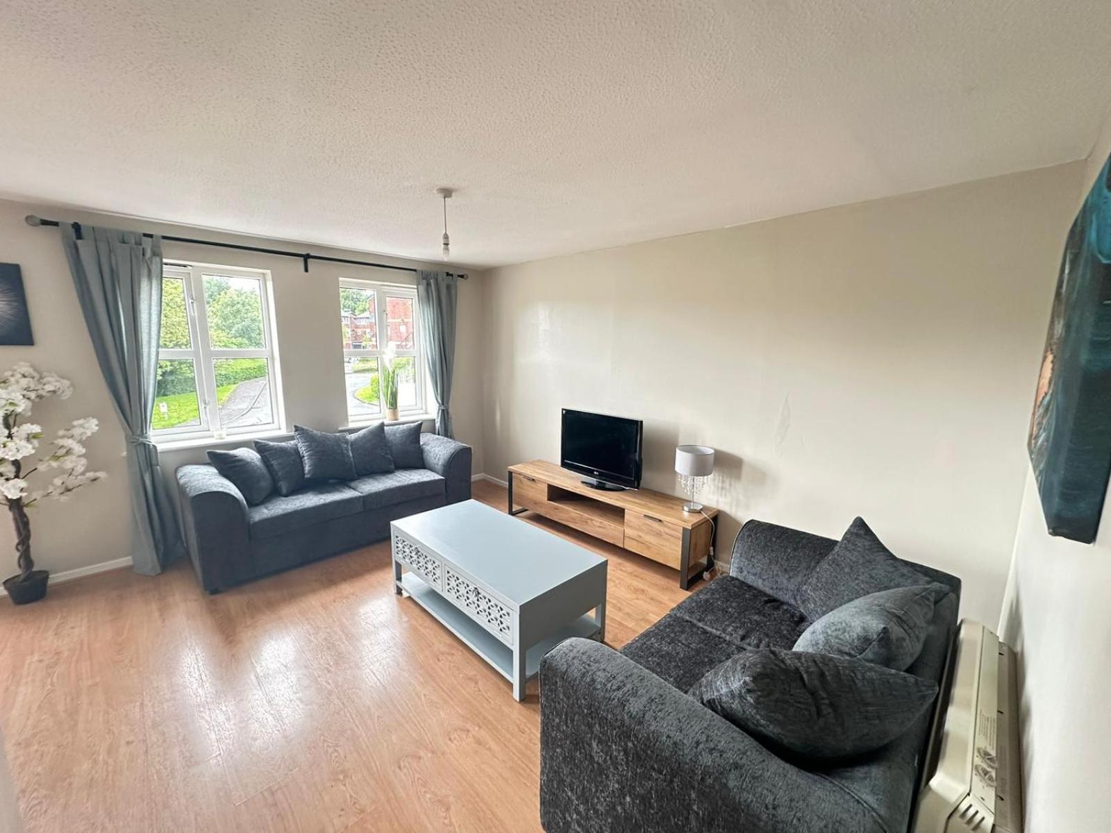 Lovely 2 Dbl Bed Apartment Near Heaton Park And North Manchester Hospital With Parking Exterior photo