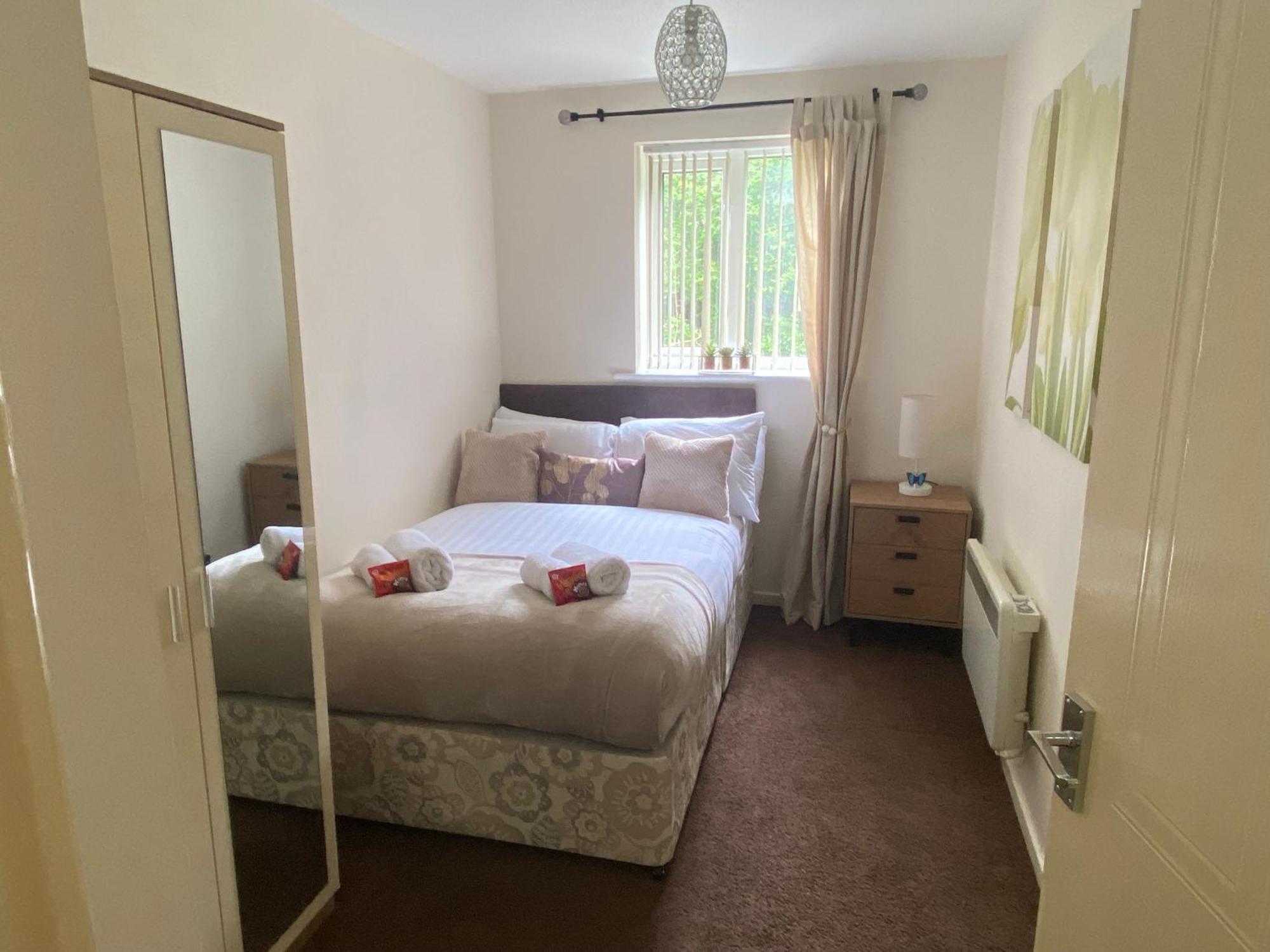 Lovely 2 Dbl Bed Apartment Near Heaton Park And North Manchester Hospital With Parking Exterior photo